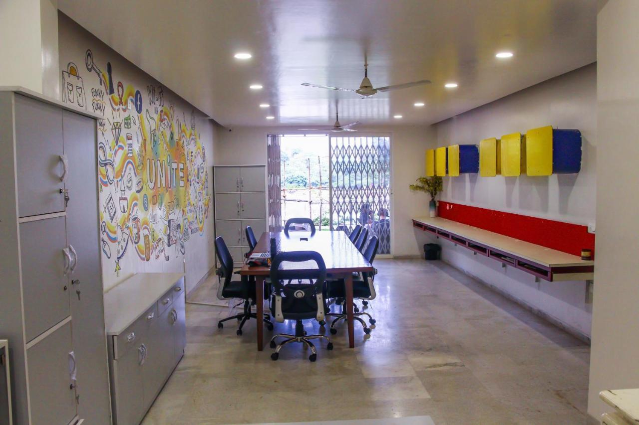 Хостел Urban Nomads Pune Riverside Colive Cowork Екстер'єр фото
